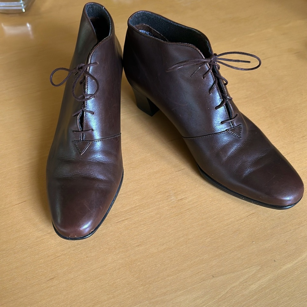 Munro Womens Ankle Bootie rich brown leather with 2” Heels Sz8
NWOT 
Never worn